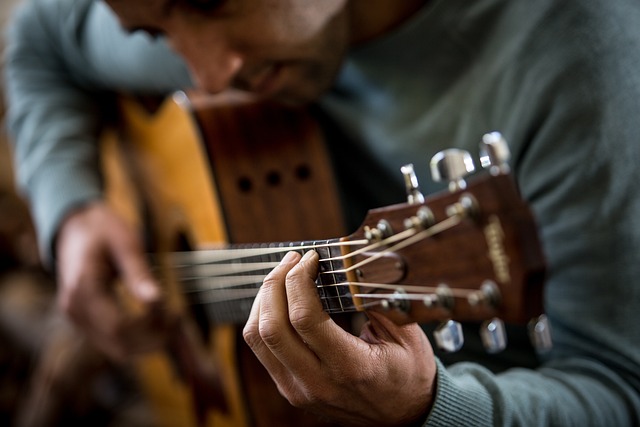 Het juiste geluid: hoe gebruik je een gitaar stemapparaat optimaal